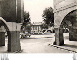 D32  MIRANDE  Les Arcades Et La Place Astarac ( Automobiles 203, Dauphine, 403 )  ...... ( Ref H1465 ) - Mirande