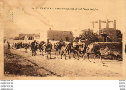 ALGERIE  EL KANTARA  Caravane Passnt Devant L'Ecole Indigène  ..... ( Ref H2236 ) - Andere & Zonder Classificatie