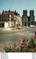 D32  AUCH  La Place De La Libération Et La Cathédrale  ..... - Auch