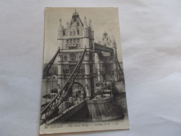 LONDON ( ANGLETERRE  ENGALND ) THE TOWER BRIDGE LOOKING NORTH TRES ANIMEES NOMBREUX ATTELAGES 1911 - Otros & Sin Clasificación