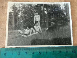 REAL PHOTO  CAMPING VACANES TROIS HOMMES TORSE NU DANS LA FORET  - Three Young Men In Forest - Three Shirtless Men - Pin-up