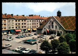 88 - CHARMES-SUR-MOSELLE - L'HOTEL DE VILLE ET LA PLACE HENRI BRETON - Charmes