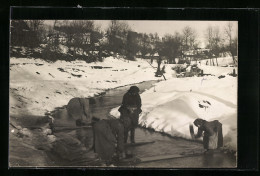 Foto-AK Waschfrauen Bei Der Arbeit An Einem Fluss Im Winter  - Other & Unclassified