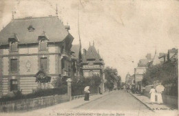 CPA Carte Postale   HOULGATE 14  La Rue Des Bains  Animée Parapluie - Houlgate