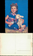 Menschen Soziales Leben & Kinder: Kind Mädchen Füttert Lamm Lämmchen 1970 - Abbildungen