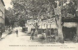 RARE  CPA 13 / TARASCON / AVENUE DE LA GARE / CAFE RESTAURANT SALADIN / TRES BELLE CARTE / RAISINS DE VENDANGE A VENDRE - Tarascon