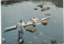 GROENLAND.. CPSM. " FANGER VENDER HJEM MED SEL " KANOE KAYAK .  TEXTE ANNEE 1971+ TIMBRE - Greenland