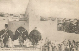 RARE  CPA   CPA - BOU-SAADA - UN JOUR DE FÊTE DEVANT LE MARABOUT Algeris - Plaatsen