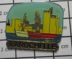 912c Pin's Pins / Rare Et De Belle Qualité !!! VILLES / LA ROCHELLE PORT BATEAU ROUGE BARQUE - Steden