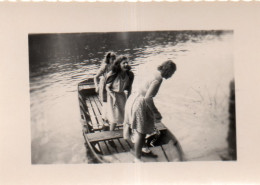 Photo Vintage Paris Snap Shop - Femme Barque Fleuve Accoste - Personnes Anonymes