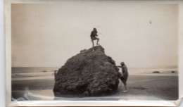 Photo Vintage Paris Snap Shop - Femme Escalade Rocher Plage Beach - Lieux