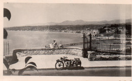 Photo Vintage Paris Snap Shop -  Moto  Femme Vacance à La Sortie De Nice  - Anonyme Personen