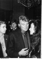 JOHNNY HALLYDAY 1989 AU FOUQUET'S AVEC ADELINE PRESENTATION COLLECTION CLAUDE PETIN  PHOTO DE PRESSE ORIGINALE 21X15CM - Personalidades Famosas