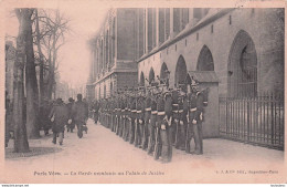 PARIS VECU  LA GARDE MONTANTE AU PALAIS DE JUSTICE  D2 - Other & Unclassified