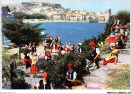 AGMP6-0490-66 - COLLIOURE - Sardanes Devant Le Vieux Port Par Le Groupe Juventuds  - Collioure