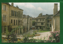 CP Sur Les Bords De La Dordogne BERGERAC La Place Pélissière Entourée De Vieilles Maisons Restaurées - Bergerac