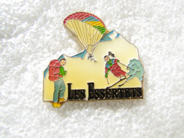 PIN'S   LES   ESSERTETS   PARACHUTE  SKI  RANDONNÉE - Villes