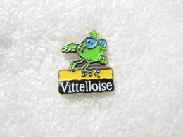 PIN'S   VITTELLOISE   EAU  GAZEUSE - Bebidas