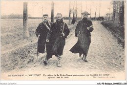 AGUP5-0351-BELGIQUE - NIEUPORT - Un Prêtre De La Croix-rouge Accompagne Sur L'arrière Des Soldats épuisés Par Lutte - Nieuwpoort