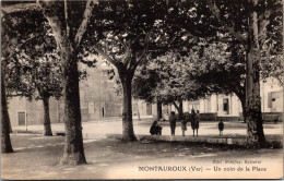 83 MONTAUROUX - Un Coin De La Place - Montauroux