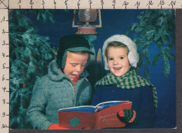 092327/ Enfants Chantant Un Chant De Noël  - Groepen Kinderen En Familie