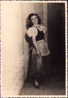 Artista Suzi Moldoveanu în „Boema” La București, 1947 P1143 - Identified Persons