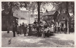 Exposition Internationale Paris 1937 - Esplanade Des Invalides - Un Groupe De La Population Du Royaume De Lilliput - Expositions