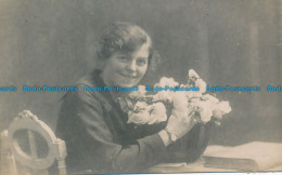 R094991 Old Postcard. Woman With Flowers - Monde