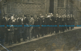 R094997 Old Postcard. Mens Near The Building. 1909 - Monde