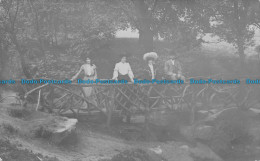 R095006 Old Postcard. Three Women And Man On The Wooden Bridge - World