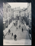 Tarascon Arrivée De Taureaux La Place Du Marché - Tarascon