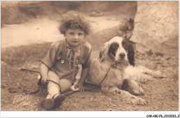 CAR-ABCP6-0479 - CHIEN - UN PETIT GARCON ET UN CHIEN - Chiens