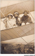 CAR-ABCP2-0183 - AVIATION - UN HOMME ET DEUX FEMMES SUR UN VOL - Airmen, Fliers