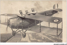 CAR-ABCP2-0168 - AVIATION - UNE PARTIE DE PLAISIR AU-DESSUS DU CAMP DE BITCHE - CARTE PHOTO - Aviateurs