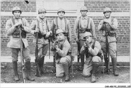 CAR-ABCP2-0162 - MILITAIRE - SOLDATS EN POSITION - Personnages