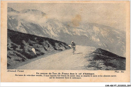 CAR-ABCP7-0586 - CYCLISME - ALMANACH VERMOT - UN COUREUR DU TOUR DE FRANCE DANS LE COL D'AUBISQUE - Radsport