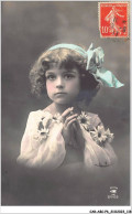 CAR-ABCP6-0538 - ENFANTS - UNE JEUNE FILLE EN ROBE BLANCHE AVEC DES FLEURS - Portretten