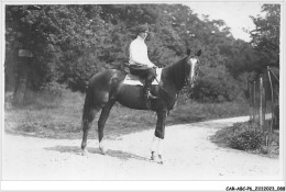 CAR-ABCP6-0523 - HIPPISME - UN CAVALIER - CARTE PHOTO - Ippica