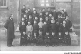 CAR-ABCP11-1040 - ENSEIGNEMENT - GROUPE D'ELEVES GARCONS ET UN ENSEIGNANT - CARTE PHOTO  - Escuelas