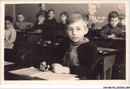 CAR-ABCP11-1037 - ENSEIGNEMENT - UN PETIT GARCON SUR SA TABLE D'ECOLE - CARTE PHOTO  - Schulen