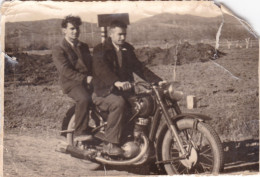 Old Real Original Photo - 2 Men On An Old Motorbike - Ca. 12.5x8.5 Cm - Personnes Anonymes