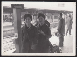 Jolie Photographie De Deux Femmes Japonaises Dans Une Gare, Train, Quai, Voyage JAPON JAPAN 9 X 6,5 Cm - Orte