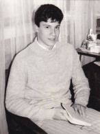 Old Real Original Photo - Young Man Sitting Holding A Book - Ca. 12x9 Cm - Anonymous Persons