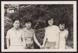 Jolie Photographie De Quatre Femmes Japonaises , Amies, Adolescentes, étudiantes, Amitié JAPON JAPAN 11,2x7,5 Cm - Lieux