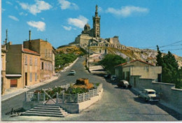 Marseille. Montée à Notre-Dame De La Garde. Char "Jeanne D'Arc". Automobiles Peugeot 403, Simca Ariane. - Notre-Dame De La Garde, Funicular Y Virgen