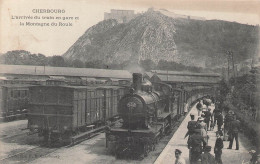 50 CHERBOURG ARRIVEE TRAIN EN GARE ET MONTAGNE DU ROULE - 1131 - Granville