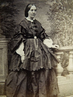 Photo CDV The London School Of Photography  Femme élégante  Belle Robe à Volants  CA 1860 - L445 - Old (before 1900)