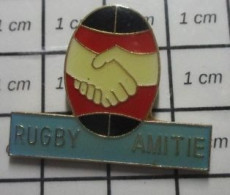 912c Pin's Pins / Beau Et Rare / SPORTS / BALLON OVALE RUGBY AMITIE POIGNEE DE MAINS Et Bourre-pif Si Affinité ! - Rugby