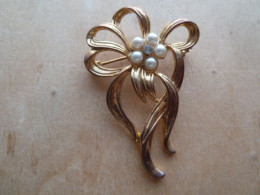 Broc-290 Broche Métal Doré,ajourée à Décor De Fleur Sertie D'un Brillant Entouré De 5 Perles - Broschen