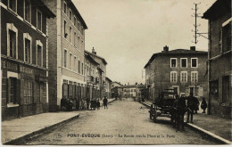 2353  - PONT  EVEQUE  : LA ROUTE VERS LA PLACE ET LA POSTE - Café BON à Gauche  + Attelage   Circulée En1909 - Autres & Non Classés